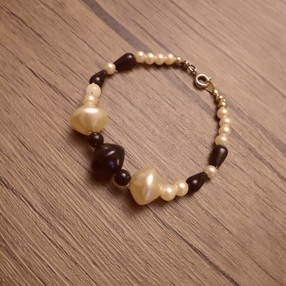 Freshwater glass beads chocolate and white‎ bracele